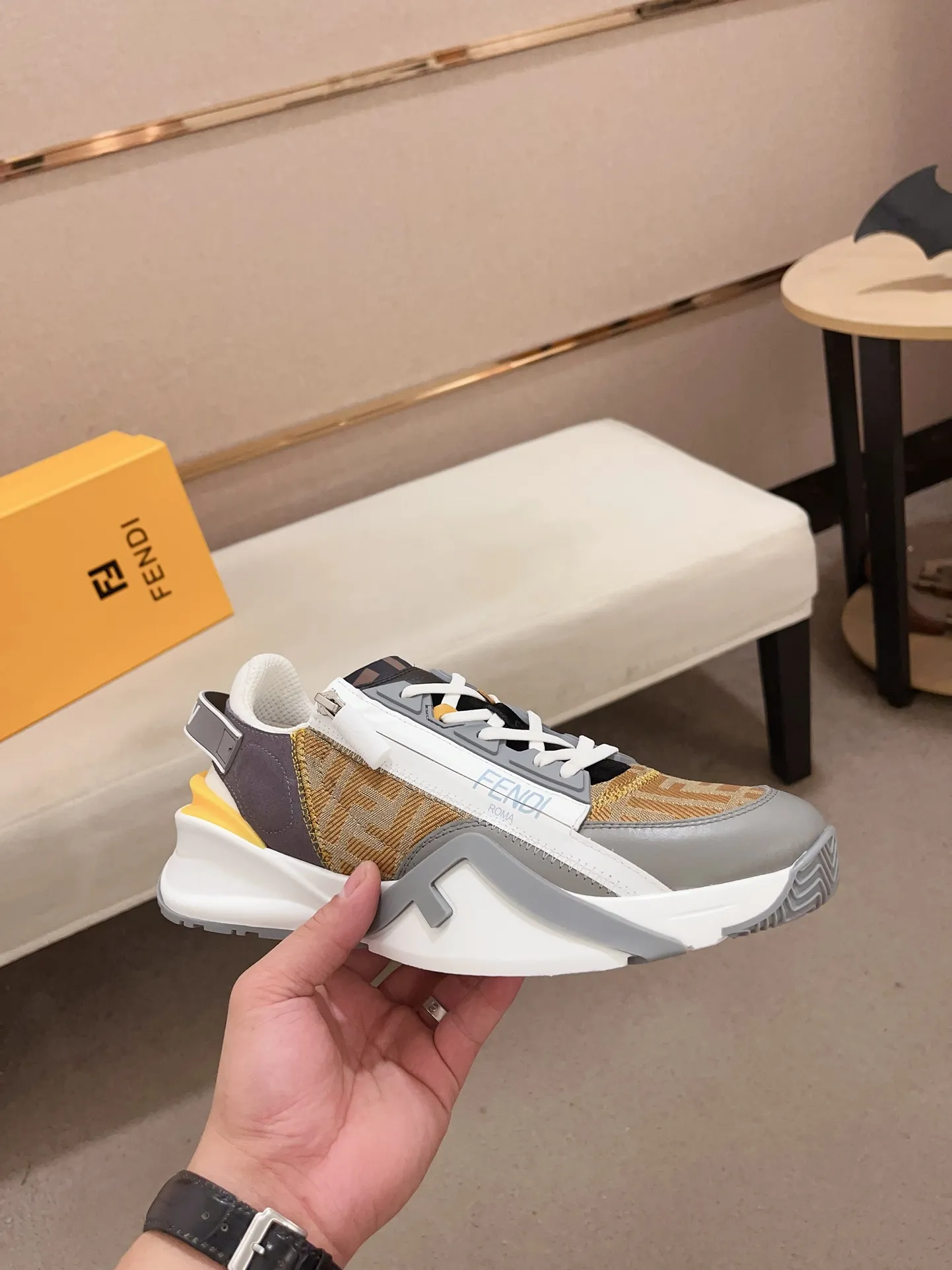 Men's shoes💰: 540💰(Higher version) [Fendi] Fendi's latest casual shoes for men! Available at counters simultaneously! A one-to-one replica of the original. Made entirely of imported top-grain calfskin, the interior is made of top-grain water-dyed cowhide, and the original factory-supplied rubber outsole. Leading new fashion concepts. Matching code: 38-44 can be customized, 45 is not returnable!